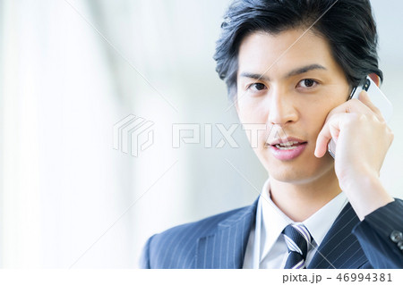 電話をする男性会社員 若いビジネスマン 電話をする男性会社員 若いビジネスマン 46994381