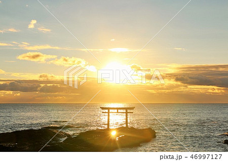 茨城県 大洗磯前神社の夜明け 茨城県 大洗磯前神社の夜明け 46997127
