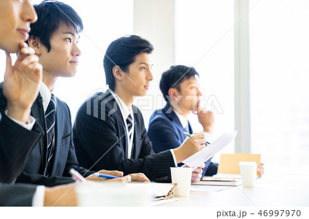 セミナー受講中の4人の男性会社員 ビジネスイメージ セミナー受講中の4人の男性会社員 ビジネスイメージ 46997970