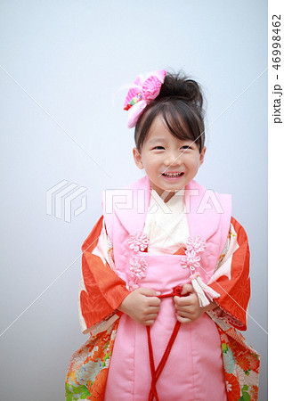 着物 (女の子 イベント 色打掛 コピースペース 和装 育児 子育て 行事 着飾り 年賀状素材) 46998462