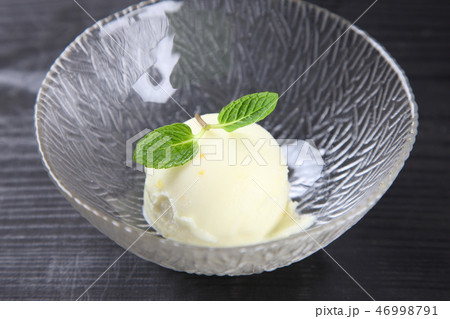 バニラアイスクリーム 46998791
