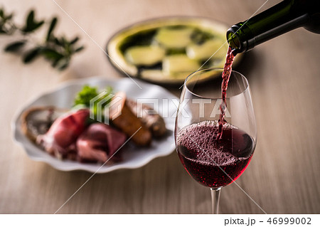 赤ワインを注ぐ 46999002