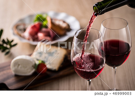 赤ワインを注ぐ 46999003