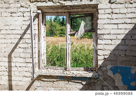 broken window in an abandoned house broken window in an abandoned house 46999088