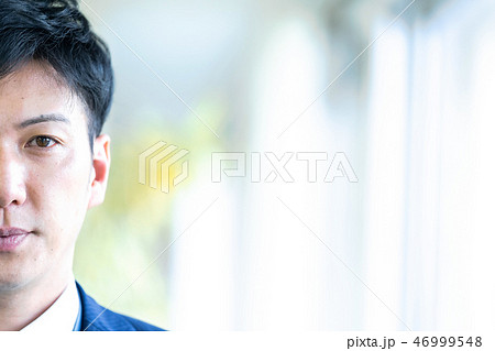 男性会社員　若いビジネスマン ビジネスシーン ビジネスイメージ 46999548