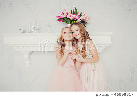 Two fashion sisters 46999917