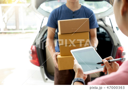 worker man delivery the boxs to woman worker man delivery the boxs to woman 47000363