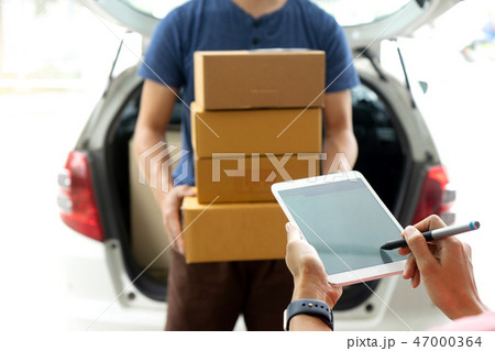 worker man delivery the boxs to woman worker man delivery the boxs to woman 47000364