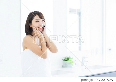 女性　洗面所　美容　ビューティー　スキンケア　ライフスタイル 47001575