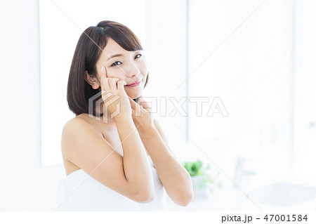 女性　洗面所　美容　ビューティー　スキンケア　ライフスタイル 47001584