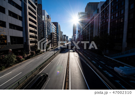 冬の東京 日本橋 低い日差しが反射する昭和通りを走る車 2019.01 a 冬の東京 日本橋 低い日差しが反射する昭和通りを走る車 2019.01 a 47002310