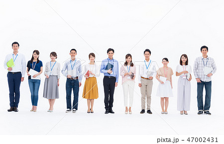 白バックに並ぶ大人数のオフィスカジュアルのビジネスマン 47002431