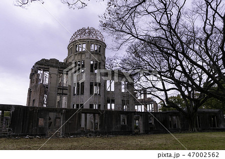 広島　曇天の原爆ドーム　悲劇 47002562