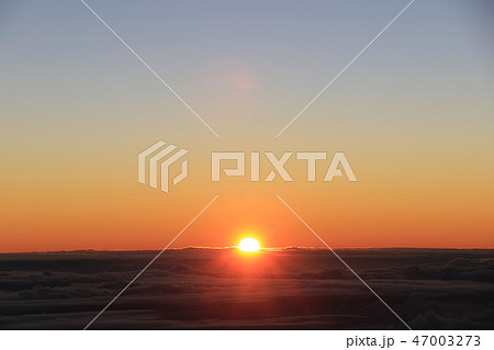 マウナケア山頂・雲海から上がる朝陽 47003273