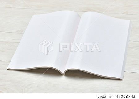 白紙、白いページ、真っ白な本、冊子のイメージ。印刷用の用紙の束見本です。何も書かれていないイメージ。 47003743