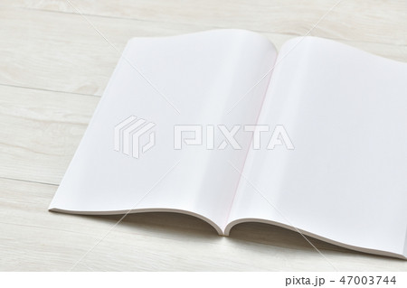 白紙、白いページ、真っ白な本、冊子のイメージ。印刷用の用紙の束見本です。何も書かれていないイメージ。 47003744
