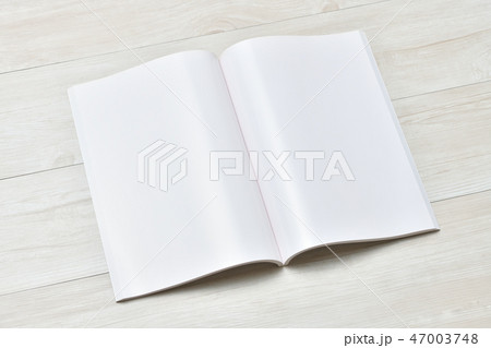 白紙、白いページ、真っ白な本、冊子のイメージ。印刷用の用紙の束見本です。何も書かれていないイメージ。 47003748