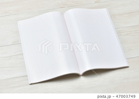 白紙、白いページ、真っ白な本、冊子のイメージ。印刷用の用紙の束見本です。何も書かれていないイメージ。 47003749