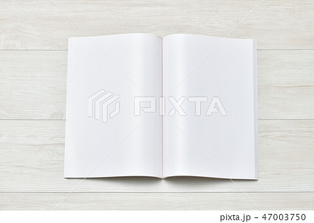 白紙 白いページ 真っ白な本 冊子のイメージ 印刷用の用紙の束見本です 何も書かれていないイメージ の写真素材