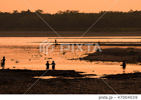 Asian women fishing in the river, silhouette Asian women fishing in the river, silhouette 47004039