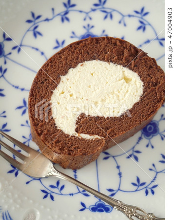 ココアロールケーキ　１ピース　（ハイアングル） 47004903