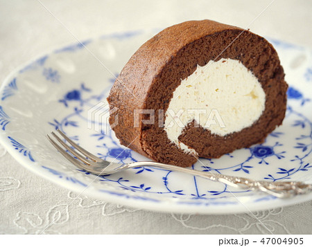 ココアロールケーキ １ピース 横位置 の写真素材