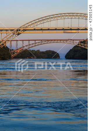 西海橋と新西海橋の夕暮れ　【長崎県西海市佐世保市】 47005145