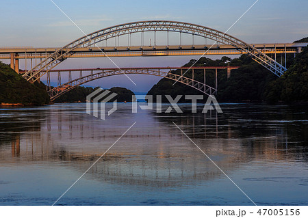 西海橋と新西海橋の夕暮れ　【長崎県西海市佐世保市】 47005156