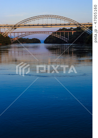 西海橋と新西海橋の夕暮れ　【長崎県西海市佐世保市】 47005160