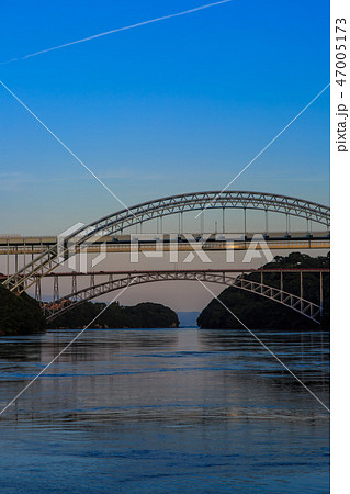 西海橋と新西海橋の夕暮れ　【長崎県西海市佐世保市】 47005173