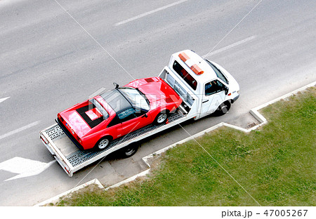 fast oldtimer car on the carrier vehicle 47005267