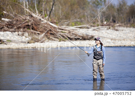 釣りをする女性 47005752