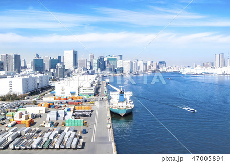 コンテナの並ぶ港 47005894