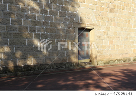アンティークな石倉、引き戸、石の壁、広い壁面、倉庫の扉、軟石の倉庫 アンティークな石倉、引き戸、石の壁、広い壁面、倉庫の扉、軟石の倉庫 47006243