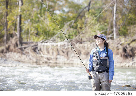 釣りをする女性 47006268