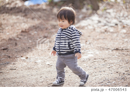 歩く男の子 47006543