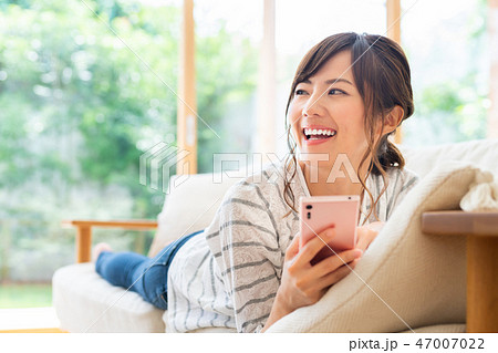 若い女性（スマホ） 47007022