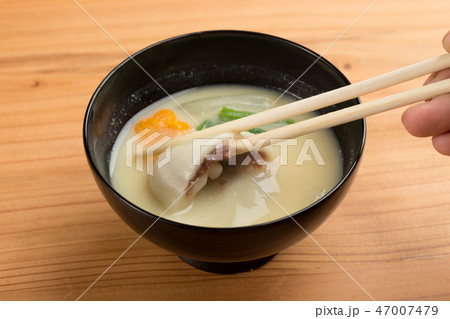 餡入り餅の入った白味噌仕立てのお雑煮 餡入り餅の入った白味噌仕立てのお雑煮 47007479