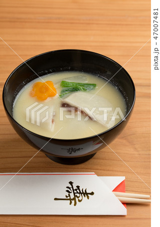 餡入り餅の入った白味噌仕立てのお雑煮 47007481