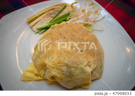 タイ料理　エビ入り焼きそばのオムレツ　卵包み　パッタイ　クン 47008033