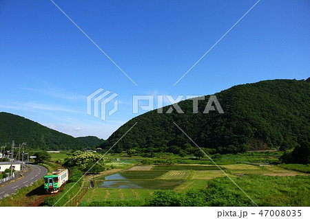 快晴の中走る樽見鉄道 47008035