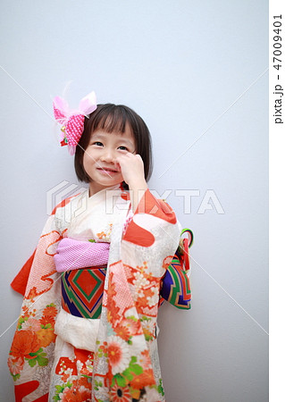 着物 (女の子 イベント 色打掛 コピースペース 和装 育児 子育て 行事 着飾り 年賀状素材) 47009401