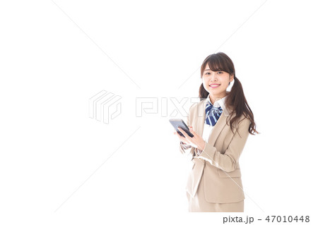 スマートフォンを使う制服姿の学生 スマートフォンを使う制服姿の学生 47010448