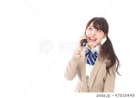 スマートフォンを使う制服姿の学生 47010449