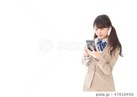 スマートフォンを使う制服姿の学生 47010450