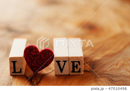 ウッドスタンプで並べたLOVEの文字 47010498