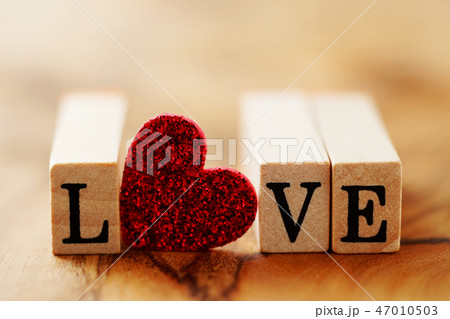 ウッドスタンプで並べたLOVEの文字 47010503