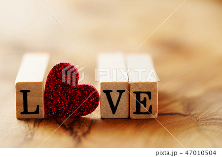 ウッドスタンプで並べたLOVEの文字 47010504