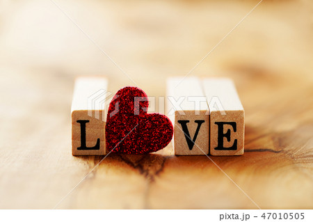 ウッドスタンプで並べたLOVEの文字 ウッドスタンプで並べたLOVEの文字 47010505