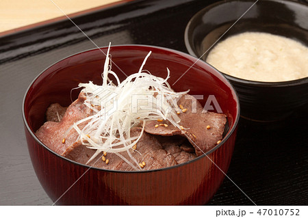 牛タン丼 47010752